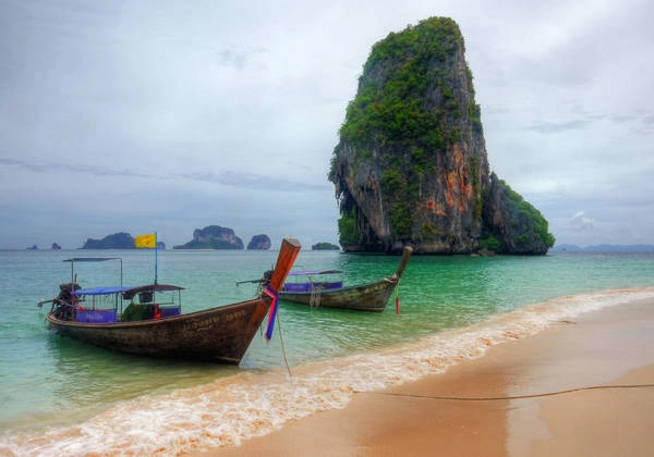 Xung quanh trung tâm Krabi là những dãy núi đá vôi đặc biệt nằm dọc theo bờ biển như những thỏi nam châm, thu hút rất nhiều các tay leo núi từ khắp nơi trên thế giới đến thử sức. Các điểm leo núi chính chủ yếu tập trung tại Ton Sai, Railay và Phra Nang, nơi những vách đá vôi dựng đứng mang đến góc nhìn không thể đẹp hơn về phía biển Andaman ngoài khơi xa. Ảnh: Expat Xung quanh trung tâm Krabi là những dãy núi đá vôi đặc biệt nằm dọc theo bờ biển như những thỏi nam châm, thu hút rất nhiều các tay leo núi từ khắp nơi trên thế giới đến thử sức. Các điểm leo núi chính chủ yếu tập trung tại Ton Sai, Railay và Phra Nang, nơi những vách đá vôi dựng đứng mang đến góc nhìn không thể đẹp hơn về phía biển Andaman ngoài khơi xa. Ảnh: Expat