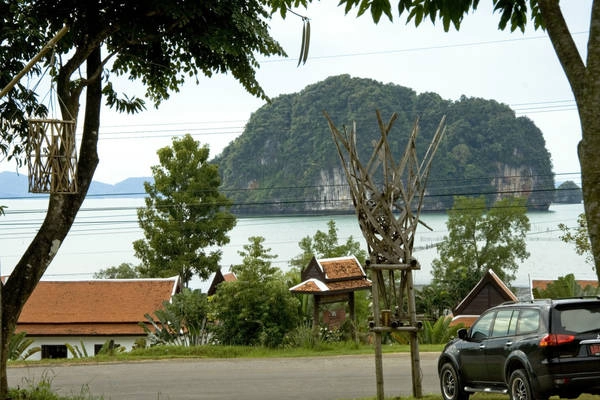 Để tới được thiên đường biển Krabi, bạn sẽ tới Bangkok trước. Nếu chịu khó săn tìm, những hãng hàng không như Air Asia thường xuyên có vé giá rẻ tới Bangkok, hạ cánh ở sân bay quốc tế Don Mueang. Từ đây, có thể di chuyển dễ dàng tới Krabi bằng nhiều phương tiện, nhưng tiện lợi nhất vẫn là chuyển tiếp máy bay của Air Asia. Ảnh: Piotr Rataj Để tới được thiên đường biển Krabi, bạn sẽ tới Bangkok trước. Nếu chịu khó săn tìm, những hãng hàng không như Air Asia thường xuyên có vé giá rẻ tới Bangkok, hạ cánh ở sân bay quốc tế Don Mueang. Từ đây, có thể di chuyển dễ dàng tới Krabi bằng nhiều phương tiện, nhưng tiện lợi nhất vẫn là chuyển tiếp máy bay của Air Asia. Ảnh: Piotr Rataj