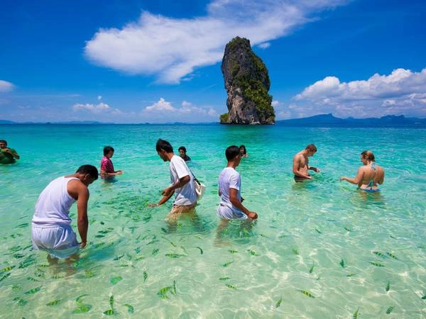 Đây là nơi yên ả thích hợp cho những người muốn tìm kiếm cho mình một phố biển nhẹ nhàng, bờ biển dài để thả bước ngắm hoàng hôn rực rỡ, có những hòn đảo với bãi biển cát trắng mịn, nước trong xanh, những khu lặn biển đầy ắp cá tung tăng cũng như có những hàng quán đủ các món ăn chơi để la cà… Ảnh: Krabitours Đây là nơi yên ả thích hợp cho những người muốn tìm kiếm cho mình một phố biển nhẹ nhàng, bờ biển dài để thả bước ngắm hoàng hôn rực rỡ, có những hòn đảo với bãi biển cát trắng mịn, nước trong xanh, những khu lặn biển đầy ắp cá tung tăng cũng như có những hàng quán đủ các món ăn chơi để la cà… Ảnh: Krabitours