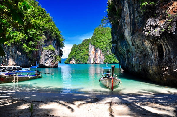 Đi Krabi ít nhất phải ở đây 2 ngày tròn để đi chơi cho thỏa, một ngày đi ra đảo, ngày còn lại mướn xe máy chạy lòng vòng từ Ao Nang qua Krabi Town và những khu quanh đó ngắm cảnh, chụp hình hay ghé outlet mua sắm. Ảnh: fox19044 Đi Krabi ít nhất phải ở đây 2 ngày tròn để đi chơi cho thỏa, một ngày đi ra đảo, ngày còn lại mướn xe máy chạy lòng vòng từ Ao Nang qua Krabi Town và những khu quanh đó ngắm cảnh, chụp hình hay ghé outlet mua sắm. Ảnh: fox19044
