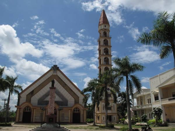 Tháp chuông 9 tầng là một nét đặc trưng độc đáo chỉ có ở nhà thờ Cái Mơn. Ảnh: panoramio.com