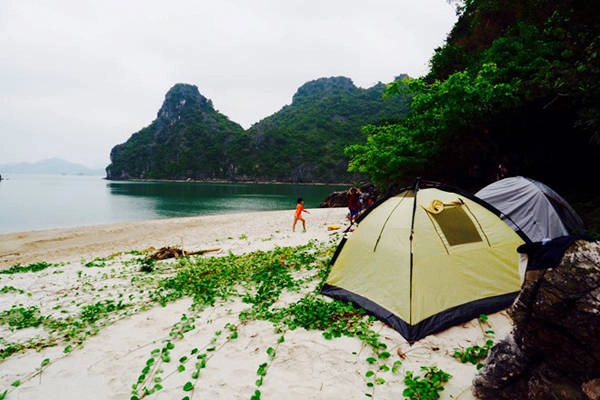 Cắm trại qua đêm trên đảo chắc chắn sẽ là trải nghiệm vô cùng khó quên. Ảnh: Phạm Trung Tuyến
