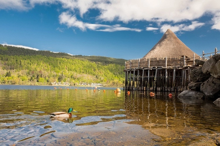 Scottish Crannog Center, cấu trúc nhà từ thời kỳ đồ Sắt ở Loch Tay, Scotland. Ảnh: John Loach/Flickr.