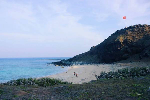 Ở đảo Phú Quý, từ tháng 2 đến tháng 7 là mùa biển êm trời trong, thời tiết lý tưởng cho lịch trình đi biển. Xuất phát từ TP HCM, bạn có thể di chuyển bằng xe khách hoặc xe máy, tàu hỏa. Giá một vé dao động từ 130.000 đến 280.000 đồng tùy từng phương tiện.