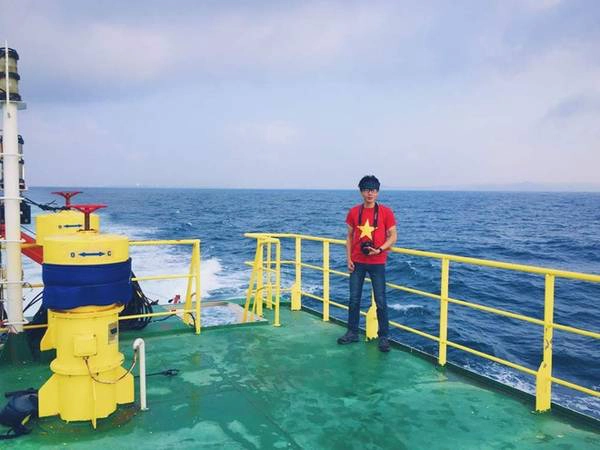 Từ cảng Phan Thiết ra đảo có hai loại tàu. Tàu cao tốc thời gian chạy khoảng 3,5 – 4 tiếng, giá vé 250.000 đồng/ người, tàu thường chạy 6 tiếng với giá vé 150.000 đồng/ người. Lưu ý nên gọi điện và đặt vé trước ban quản lý cảng vụ và đừng quên ra boong tàu đón gió, chụp hình. 