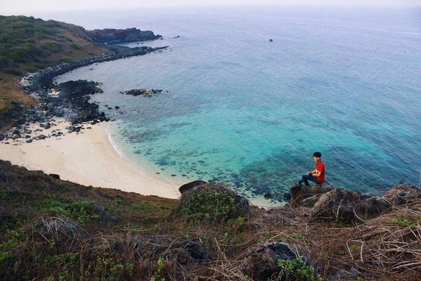 Đảo Phú Quý có diện tích 16 km2, nhiều địa danh cho du khách khám phá như: bãi tắm Vịnh Triều Dương, Bãi Doi Dừa, Hòn Đen, Hòn Trứng, Núi Cao Cát và rất nhiều đền chùa, miếu mạo có kiến trúc lâu đời.