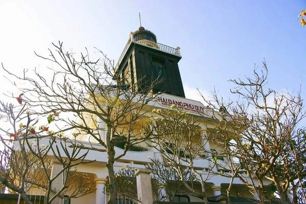 Hải Đăng Phú Quý nằm trên núi Cấm với độ cao 108 m so với mặt nước biển. Từ đây bạn có thể phóng tầm mắt ra xa để ngắm nhìn phong cảnh nên thơ.
