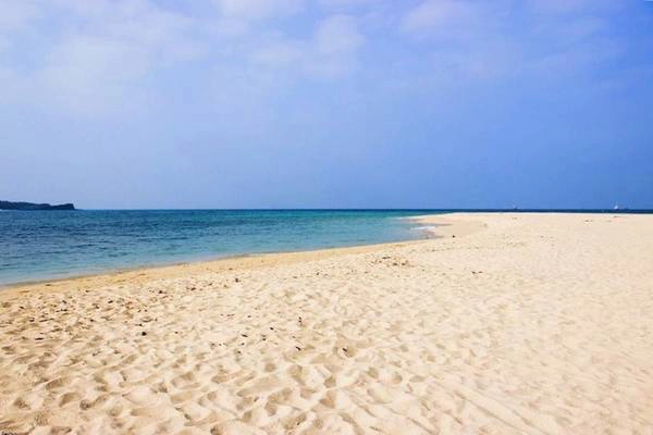 Vịnh Triều Dương với bãi cát phẳng và mịn.