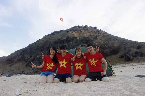 Với dáng lưỡi liềm thoai thoải mặt biển, Bãi Nhỏ nằm ngay dưới chân cột cờ của đảo, nơi ít tàu thuyền neo đậu nên rất thích hợp cho việc cắm trại qua đêm cùng bạn bè.