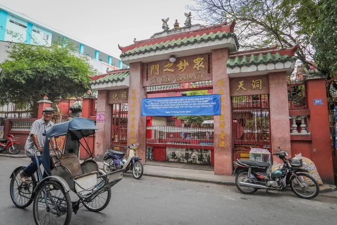 Tọa lạc trong con hẻm đường Nguyễn Thị Nhỏ (quận 11), Khánh Vân Nam Viện có nguồn gốc từ huyện Nam Hải, tỉnh Quảng Đông, Trung Quốc, được du nhập vào Sài Gòn - Chợ Lớn năm 1936 và đến nay đã phát triển tới hơn 2.000 tín đồ. Đây là ngôi đạo quán hiếm hoi và lớn nhất miền Nam, mang yếu tố tổng hợp của "tam giáo đồng nguyên": Nho giáo - Phật giáo - Đạo giáo.