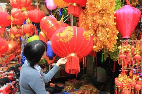 Một cửa hàng bán đèn lồng trên phố Hàng Mã. Một cửa hàng bán đèn lồng trên phố Hàng Mã.
