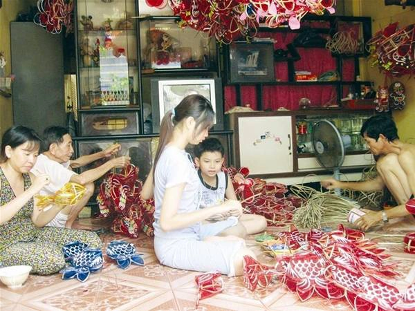 Cả gia đình đang chung tay làm lồng đèn. Cả gia đình đang chung tay làm lồng đèn.