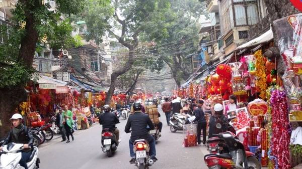 Sự nhộn nhịp của phố Hàng Mã những ngày cận Tết. Sự nhộn nhịp của phố Hàng Mã những ngày cận Tết.