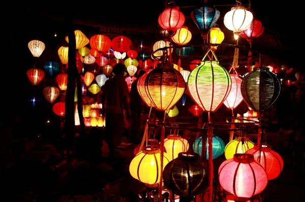 Những chiếc đèn lồng đặc trưng của phố cổ Hội An. Những chiếc đèn lồng đặc trưng của phố cổ Hội An.