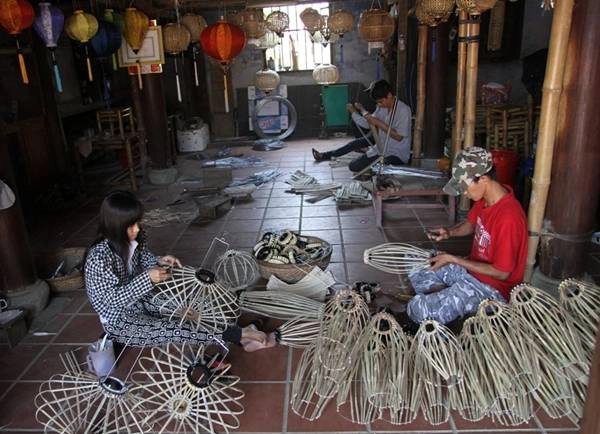 Những người thợ đang làm khung của những chiếc chiếc đèn lồng. Những người thợ đang làm khung của những chiếc chiếc đèn lồng.