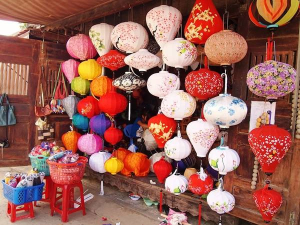 Những chiếc đèn lồng phố Hội với đầy đủ màu sắc, kiểu dáng. Những chiếc đèn lồng phố Hội với đầy đủ màu sắc, kiểu dáng.