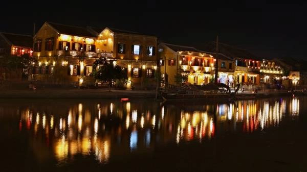 Khung cảnh về đêm của phố Hội. Khung cảnh về đêm của phố Hội.