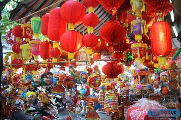 Với nhiều vật dụng trang trí hiện đại nên đèn lồng ngày Tết không còn được ưa chuộng như xưa. Với nhiều vật dụng trang trí hiện đại nên đèn lồng ngày Tết không còn được ưa chuộng như xưa.