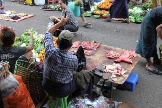 Dạo chợ lề đường ở Yangon