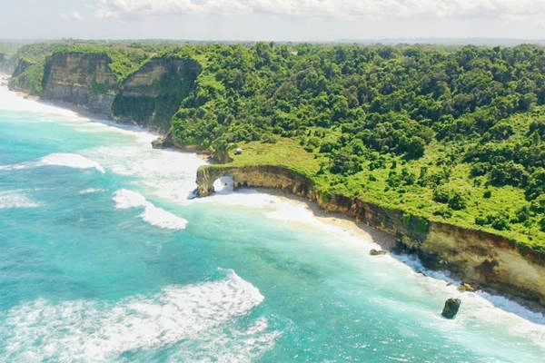 Đảo Sumba có diện tích lớn gấp 2 lần Bali nhưng gần như tách biệt khỏi sự phát triển đô thị. Mọi tiện nghi trên đảo đều hạn chế bê tông hóa tới mức thấp nhất.