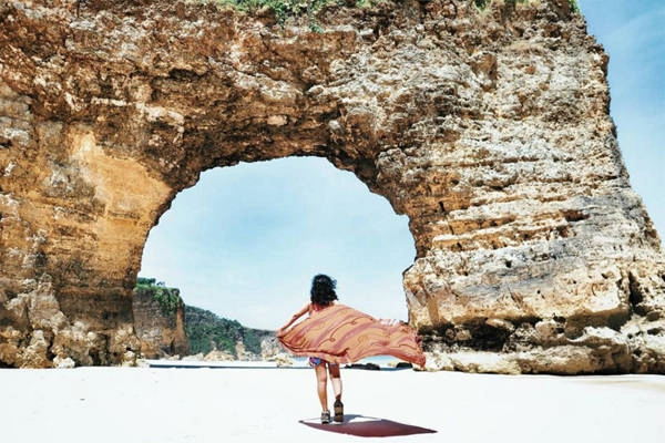 Tarimbang là một vịnh móng ngựa đẹp, với nhiều vách đá có hình thù kỳ lạ ngay sát biển cùng các rạn san hô màu sắc. Ảnh: Instagram.