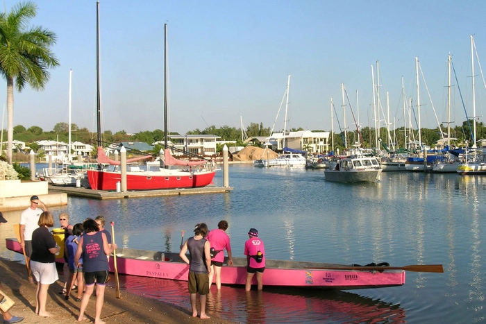 Vào mùa hè, Darwin luôn thu hút nhiều du khách đến chèo thuyền ở Cullen Bay Marina
