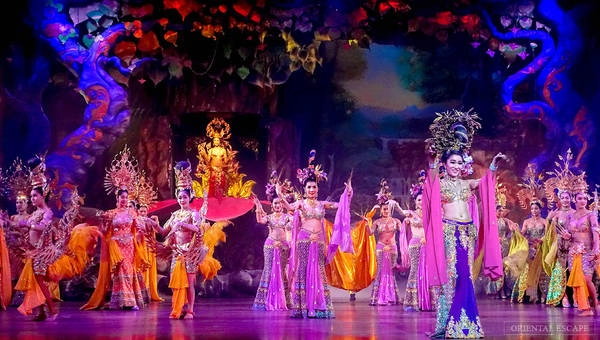 Alcazar Show - chương trình biểu diễn của người chuyển giới. Ảnh: Oriental Escape