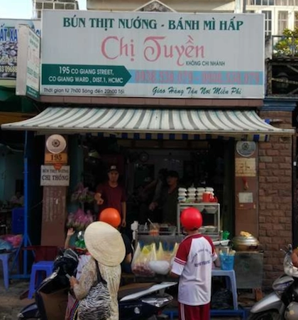 Bún thịt nướng chị Tuyền - 195 Cô Giang, quận 1 Món Bao La thích nhất ở hàng bún thịt nướng là chả giò. Vì theo anh lớp vỏ của nó “rất giòn, khi ăn có cảm giác như tan trong miệng mà không phải chả giò ở đâu cũng có hương vị như thế”. Quán khá nhỏ, được mở từ 70 năm trước nhưng đến nay vẫn giữ được hương vị độc đáo.