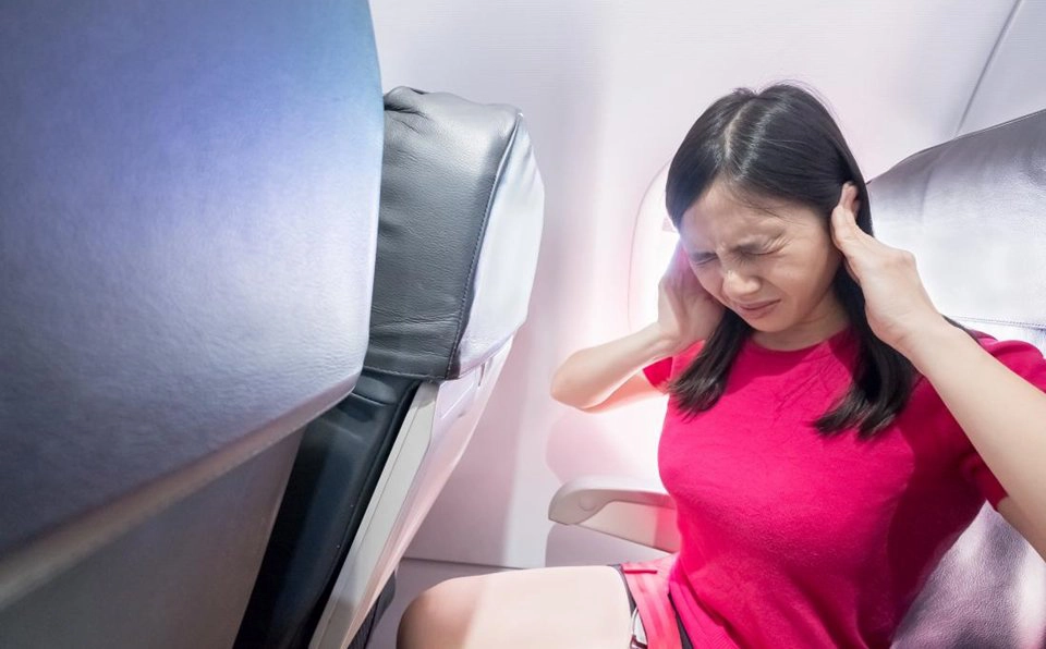 Nhai kẹo cao su cũng giúp hạn chế tình trạng đau tai khi đi máy bay