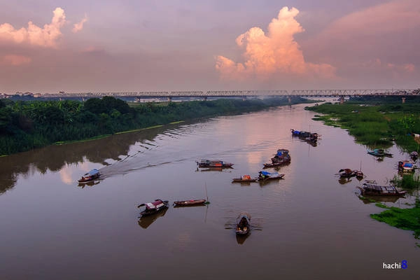 Cầu bắc qua sông Hồng, đoạn đi qua nội thành Hà Nội. Từ đây, bạn có thể dễ dàng quan sát cầu Chương Dương nằm cách đó không xa. Ở dưới là khu bãi giữa - vùng đất nổi giữa sông Hồng, là nơi người dân trồng chuối, ngô, rau màu... Cầu bắc qua sông Hồng, đoạn đi qua nội thành Hà Nội. Từ đây, bạn có thể dễ dàng quan sát cầu Chương Dương nằm cách đó không xa. Ở dưới là khu bãi giữa - vùng đất nổi giữa sông Hồng, là nơi người dân trồng chuối, ngô, rau màu...