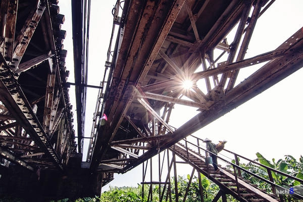 Những bậc thang nối liền cầu với khu đất bãi giữa. Nhiều bạn trẻ chọn bãi giữa làm nơi tổ chức sinh nhật, trò chuyện hoặc đá bóng khi chiều đến. Những bậc thang nối liền cầu với khu đất bãi giữa. Nhiều bạn trẻ chọn bãi giữa làm nơi tổ chức sinh nhật, trò chuyện hoặc đá bóng khi chiều đến.