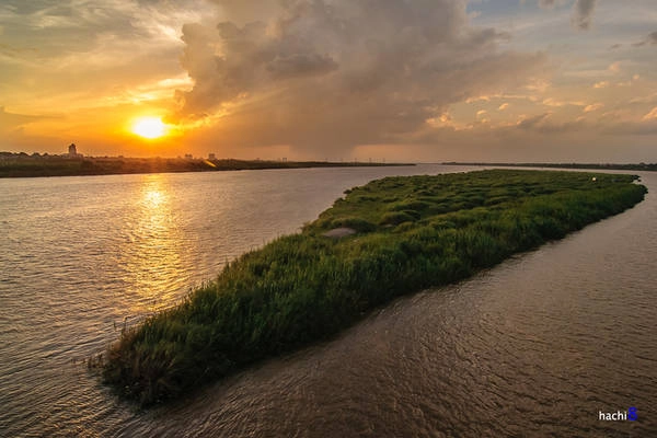 Một khoảng không yên bình hiếm hoi giữa thủ đô Hà Nội. Vào những ngày oi nóng, nhiều người thường về đây để hóng gió. Các tay máy cũng tranh thủ săn tìm khoảnh khắc ấn tượng bên cây cầu lịch sử. Một khoảng không yên bình hiếm hoi giữa thủ đô Hà Nội. Vào những ngày oi nóng, nhiều người thường về đây để hóng gió. Các tay máy cũng tranh thủ săn tìm khoảnh khắc ấn tượng bên cây cầu lịch sử.