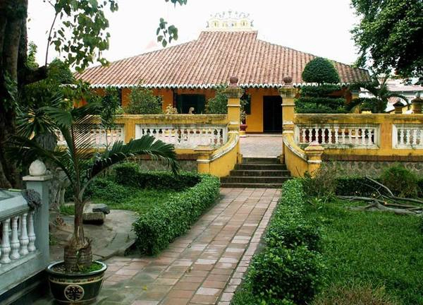 Bước vào bên trong chùa, du khách cảm nhận được không gian hài hòa với thiên nhiên, sự u tịch của thiền môn. Bước vào bên trong chùa, du khách cảm nhận được không gian hài hòa với thiên nhiên, sự u tịch của thiền môn.
