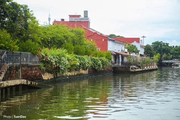 Là một thành phố du lịch nổi tiếng được UNESCO công nhận là di sản văn hóa thế giới, nhưng người dân ở đây vẫn vậy, họ không hối hả chạy theo những nhu cầu của khách du lịch. 