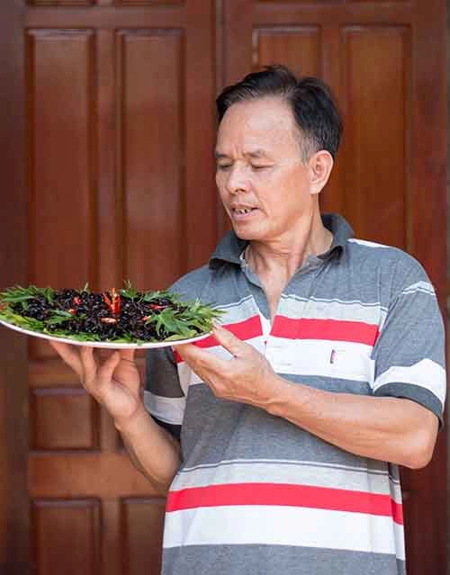 Thành phẩm có màu rượu vang Bordeaux là đạt yêu cầu. Món ăn có thể chế biến cho khách thưởng thức tại chỗ hoặc mua hàng đã qua chế biến được đông lạnh về tặng người thân với giá 200.000 đồng một kg