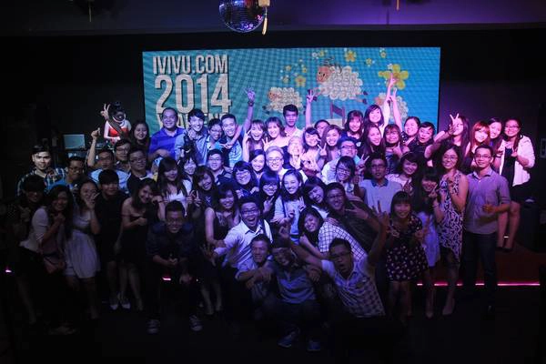 Tập thể nhân viên iVIVU.com chụp hình kỷ niệm. Tập thể nhân viên iVIVU.com chụp hình kỷ niệm.