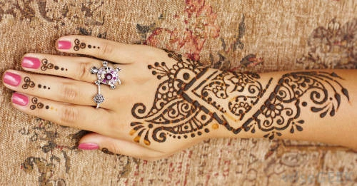 Vẽ henna sẽ được thể hiện trong đêm hội.