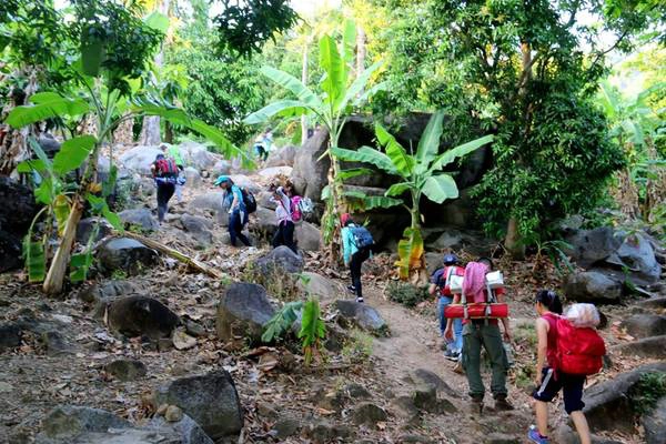 Núi Bà Đen cao 986 m, là đỉnh núi cao và khó chinh phục nhất vùng đất phía Nam. Có nhiều hướng để lên đỉnh: đường chùa (ngắn nhất, nhưng lại dốc nhất, nhiều đá tảng khó vượt qua), đường cột điện (đường dễ leo và phổ biến nhất), đường Ma Thiên Lãnh (khó đi và dài), đường dốc Đá Trắng (khó chinh phục nhất, chỉ thích hợp bạn nào có sức khỏe tốt).