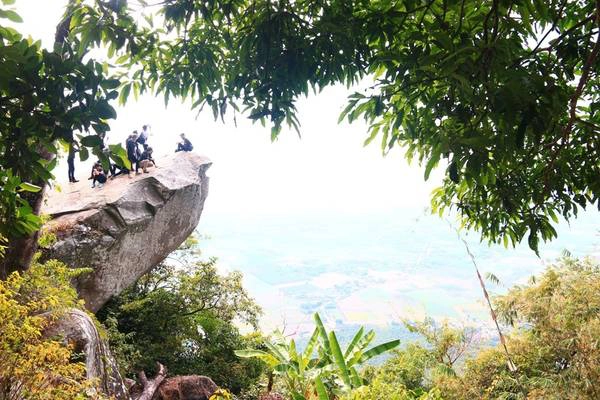 Tảng đá có view đẹp, thích hợp cho bạn trẻ check-in sống ảo.