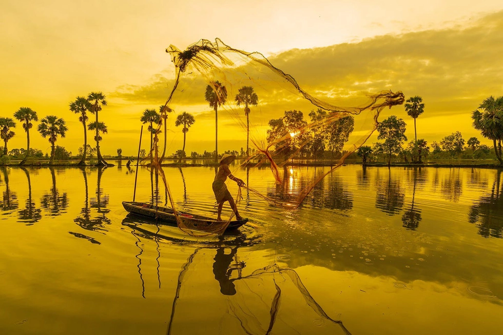 Vũ điệu ngư dân quăng chài bắt cá tại mùa nước nổi Tịnh Biên - Ảnh: MINH TRUNG Vũ điệu ngư dân quăng chài bắt cá tại mùa nước nổi Tịnh Biên - Ảnh: MINH TRUNG