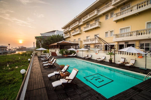Hồ bơi khách sạn Victoria Châu Đốc