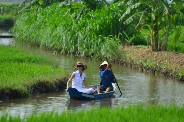 Khách sạn Victoria Châu Đốc mang đến cho du khách cơ hội tuyệt vời để trải nghiệm cuộc sống phong phú của người dân vùng đồng bằng sông Mekong trên đường hành hương viếng thăm miếu Bà chúa Xứ núi Sam. 