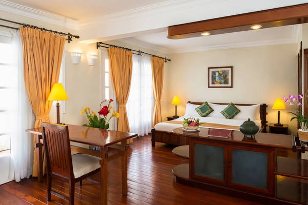 Phòng nghỉ ở đây có sự kết hợp hài hòa giữa đồ nội thất gỗ với khăn trải họa tiết dân tộc và những vật dụng trang trí đậm chất sông nước miền Tây.