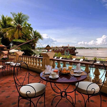 Còn gì hơn tuyệt hơn khi vừa nhâm nhi ly cà phê vừa ngắm nhìn những người lái đò chậm rãi chèo theo dòng nước và cảm nhận sự yên bình của miền sông nước hiền hòa nơi đây.