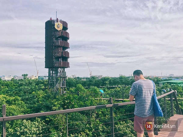  Nằm trong thành phố, cách sân bay Suvarnabhumi chừng 15 phút lái xe, dù diện tích có vẻ khiêm tốn (tương đương hơn 2 sân bóng đá), Pa Nai Krung là một làn gió khác so với những gì chúng ta hay nói về Bangkok. Khu rừng trong thành phố này kiến tạo bởi các loại cây hàng năm và cây lâu năm, giúp phủ bóng nhanh giống như một khu rừng tự nhiên. Và khi các loài cây này trưởng thành, Pa Nai Krung sẽ có đủ cây lâu năm, cây bụi và cây cỏ.  Triết lý của Akira Miyawaki - chuyên gia thực vật học người Nhật Bản cho rằng, cách tốt nhất để trồng một khu rừng là hãy để các loài cây bản địa tự mọc như trong một khu rừng tự nhiên. Pa Nai Krung đã áp dụng quy luật này trong việc hình thành một khu rừng.