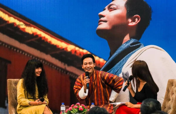 Cuộc họp mặt với chủ đề "Trải nghiệm hạnh phúc ở Vương quốc Phật giáo Bhutan" diễn ra tại TP.HCM có sự tham dự của MC Phan Anh và nhà thiết kế Huệ Hữu. Hai nhân vật đã chia sẻ cho hơn 100 vị khách mời muốn một lần đặt chân đến đất Phật nhưng chưa có cơ hội trải nghiệm. Ảnh: Bến Thành Tourist. Cuộc họp mặt với chủ đề "Trải nghiệm hạnh phúc ở Vương quốc Phật giáo Bhutan" diễn ra tại TP.HCM có sự tham dự của MC Phan Anh và nhà thiết kế Huệ Hữu. Hai nhân vật đã chia sẻ cho hơn 100 vị khách mời muốn một lần đặt chân đến đất Phật nhưng chưa có cơ hội trải nghiệm. Ảnh: Bến Thành Tourist.