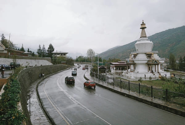 Đất nước Bhutan được ví như chiếc xúc xích kẹp giữa hai ông lớn Ấn Độ và Trung Quốc. Quốc gia nhỏ bé nằm bên triền nóc nhà thế giới, được xem là thiên đường cho những ai muốn trốn chạy những xô bồ, ồn ào. Đất nước Bhutan được ví như chiếc xúc xích kẹp giữa hai ông lớn Ấn Độ và Trung Quốc. Quốc gia nhỏ bé nằm bên triền nóc nhà thế giới, được xem là thiên đường cho những ai muốn trốn chạy những xô bồ, ồn ào.
