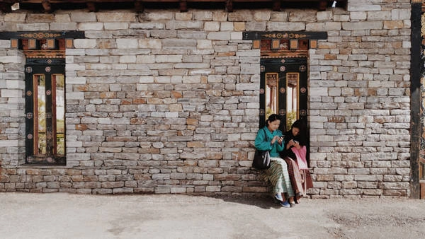 Nhà thiết kế Huệ Hữu có duyên đến Bhutan sau một cuộc tình tan vỡ. Chị mang trong mình những vụn vỡ, cảm xúc bi quan, cần kiếm tìm một nơi ruồng bỏ thế giới để chạy trốn. Nhà thiết kế Huệ Hữu có duyên đến Bhutan sau một cuộc tình tan vỡ. Chị mang trong mình những vụn vỡ, cảm xúc bi quan, cần kiếm tìm một nơi ruồng bỏ thế giới để chạy trốn.