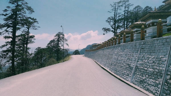 Đắm chìm giữa thiên nhiên ngoạn mục ẩn giữa màn sương giăng mắc trên tầng trời và rừng thông ngút ngàn khiến cô gái cảm thấy trái tim được hàn gắn. Kể từ đó, Huệ Hữu trở thành một "Bhutanist". Số lần đến Bhutan dường như đến chị cũng không thể nhớ. Mỗi năm chị có 4 tháng để du lịch, và Bhutan luôn là lựa chọn số một. Đắm chìm giữa thiên nhiên ngoạn mục ẩn giữa màn sương giăng mắc trên tầng trời và rừng thông ngút ngàn khiến cô gái cảm thấy trái tim được hàn gắn. Kể từ đó, Huệ Hữu trở thành một "Bhutanist". Số lần đến Bhutan dường như đến chị cũng không thể nhớ. Mỗi năm chị có 4 tháng để du lịch, và Bhutan luôn là lựa chọn số một.
