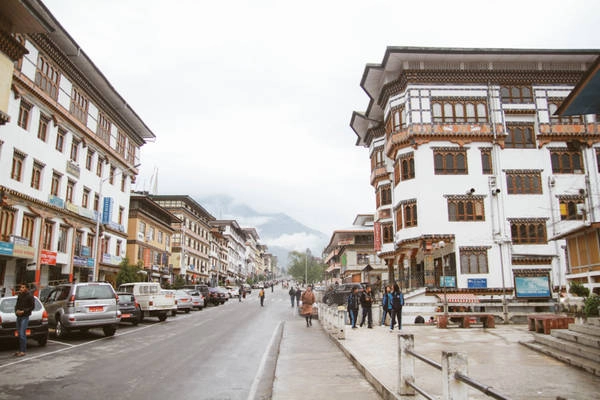 Thú vị hơn khi quốc vương Bhutan đã bỏ luật đàn ông được lấy nhiều vợ, thì có một ngôi làng phụ nữ được lấy nhiều chồng. Ngôi làng được quân đội bảo vệ nghiêm ngặt. Những ai viếng thăm cần phải được quân đội và chính phủ nước này cho phép. Bên cạnh đó Bhutan còn có ngày hội khỏa thân. Thú vị hơn khi quốc vương Bhutan đã bỏ luật đàn ông được lấy nhiều vợ, thì có một ngôi làng phụ nữ được lấy nhiều chồng. Ngôi làng được quân đội bảo vệ nghiêm ngặt. Những ai viếng thăm cần phải được quân đội và chính phủ nước này cho phép. Bên cạnh đó Bhutan còn có ngày hội khỏa thân.